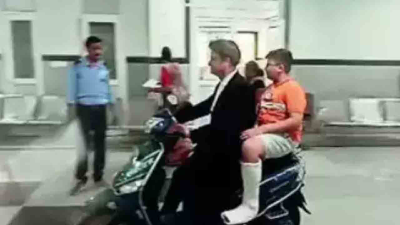 Kota hospital | ఆసుపత్రిలో వీల్‌చైర్‌ లేక.. కుమారుడ్ని స్కూటర్‌పై 3వ అంతస్తుకు తీసుకెళ్లిన వ్యక్తి