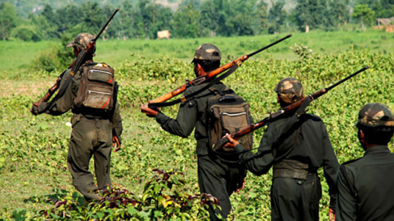 Maoists | ఛ‌త్తీస్‌గ‌ఢ్‌లో ఇద్ద‌రు మావోయిస్టులు లొంగుబాటు