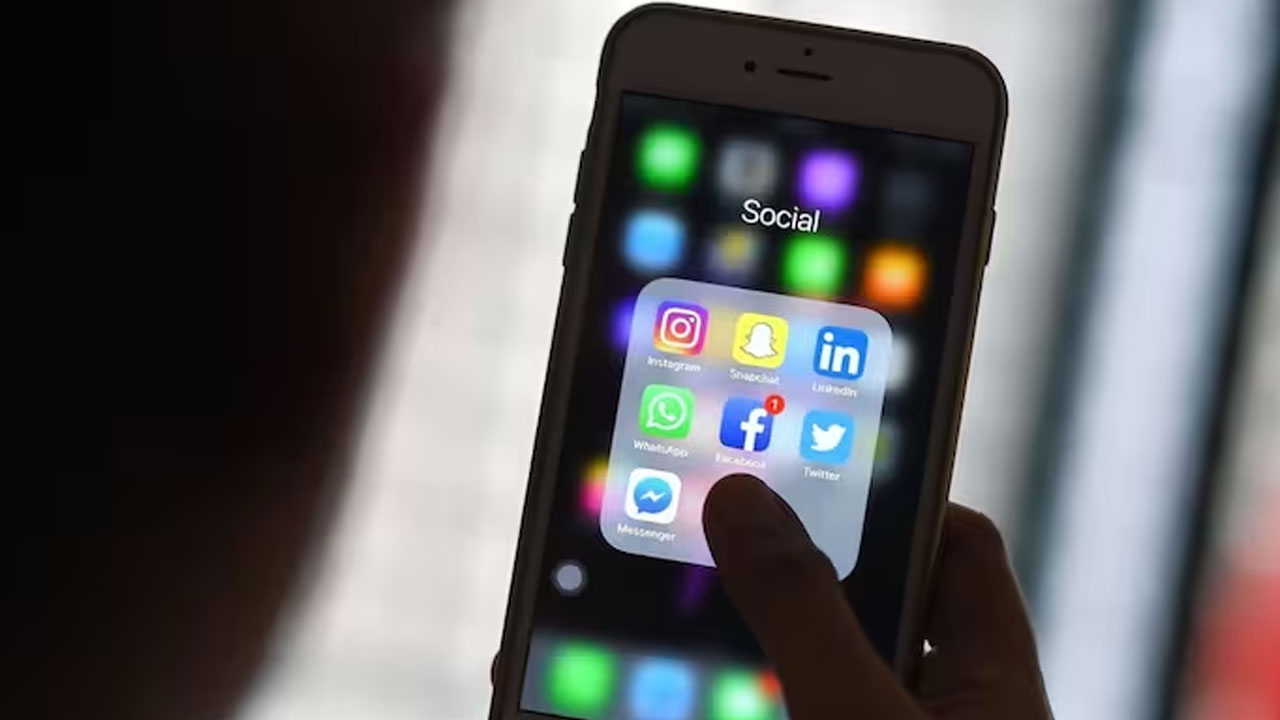 Newly married woman | ఫోన్‌ చూడొద్ద‌న్నందుకు భ‌ర్త‌ను వ‌దిలేసిన న‌వ వ‌ధువు