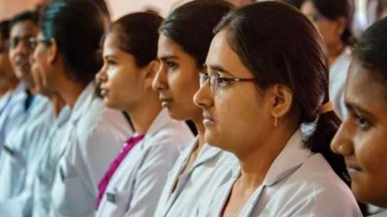 Female Medicos: పొడువైన స్లీవ్ జాకెట్ల‌కు అనుమ‌తి ఇవ్వండి.. ప్రిన్సిపాల్‌ను కోరిన మ‌హిళా మెడికోలు