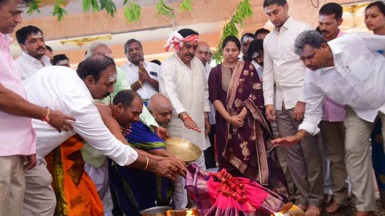 Minister Errabelli | కేసీఆర్‌ పాలనలో ఆలయాలకు పూర్వవైభవం: మంత్రి ఎర్రబెల్లి