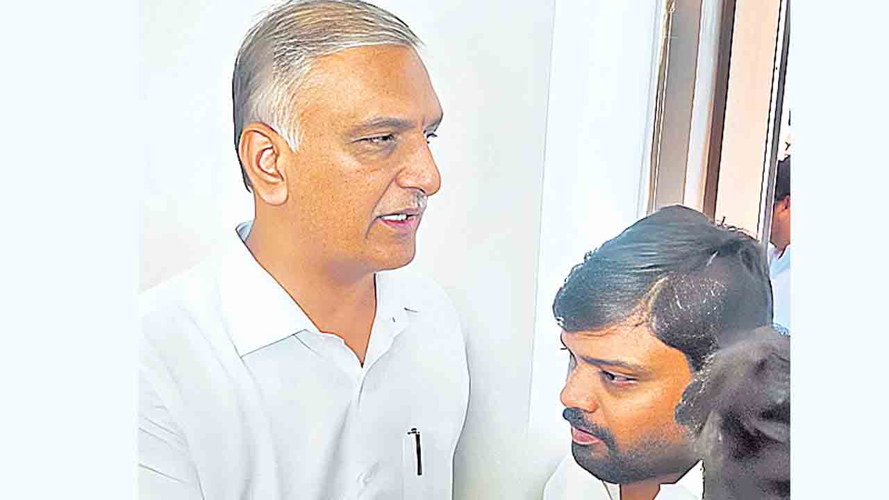 నిధులు కేటాయించాలని మంత్రికి వినతి