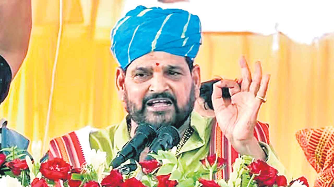 రెజ్లర్ల పోరాటానికి షాక్‌