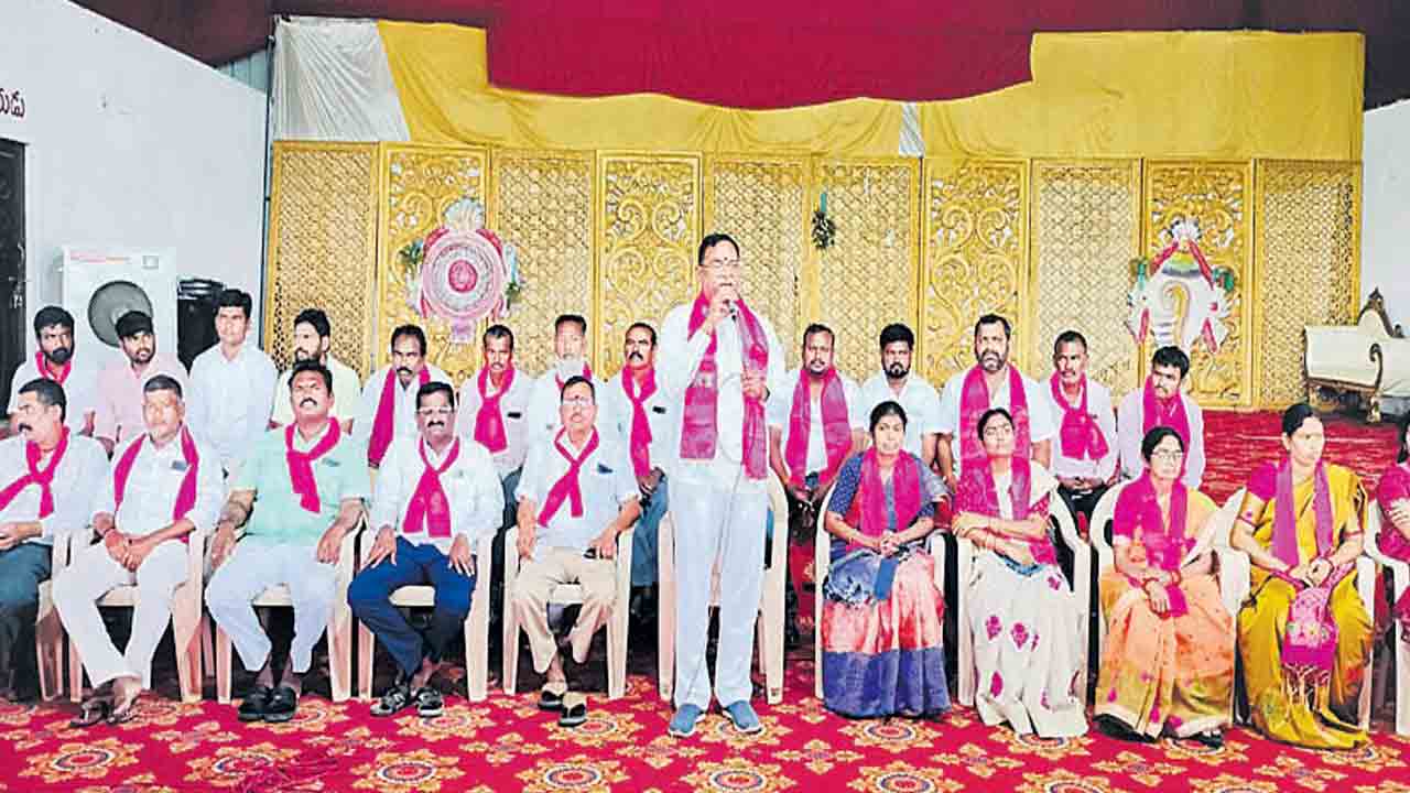 ఎగిరేది గులాబీ జెండానే