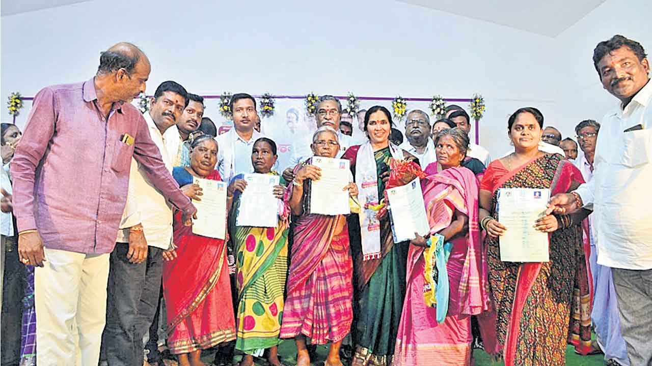 సీఎంకు సంక్షేమం, అభివృద్ధి రెండు కండ్లు