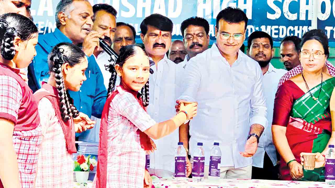 విద్యాభివృద్ధికి సీఎం కేసీఆర్‌ పెద్దపీట