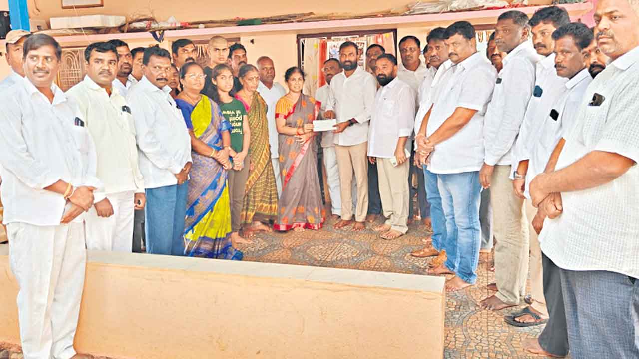 జగదీశ్వర్‌ కుటుంబానికి 10 లక్షల చెక్కు