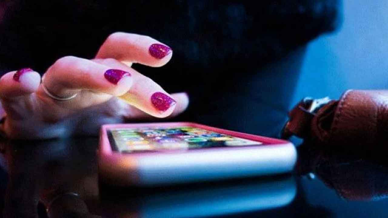 Online games |  తల్లి ఖాతాలోని రూ.52 లక్షలు ఖాళీచేసి ఆన్‌లైన్‌ గేమ్‌లు