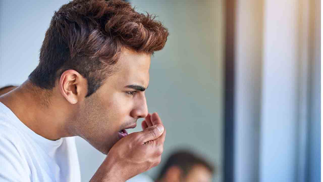 బేకింగ్ సోడాను నీటిలో కలిపి పుక్కిలిస్తే నోటి దుర్వాసన తొలగిపోతుంది. ఇలా కనీసం రోజుకు రెండుసార్లు చేస్తే ప్రయోజనం ఉంటుంది. తులసి ఆకులను నమిలినా దుర్వాసన రాదు.