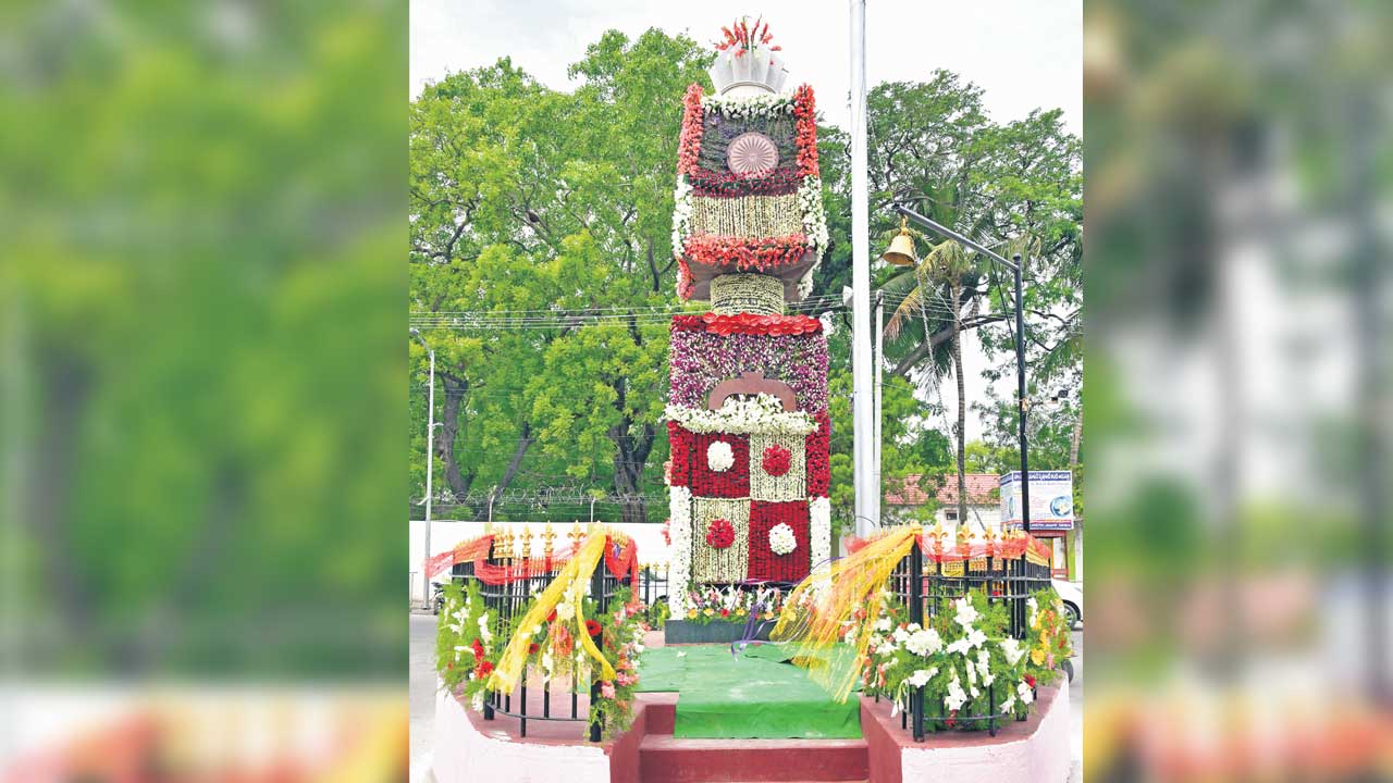 కొలువులిచ్చి..  సాయం చేసి