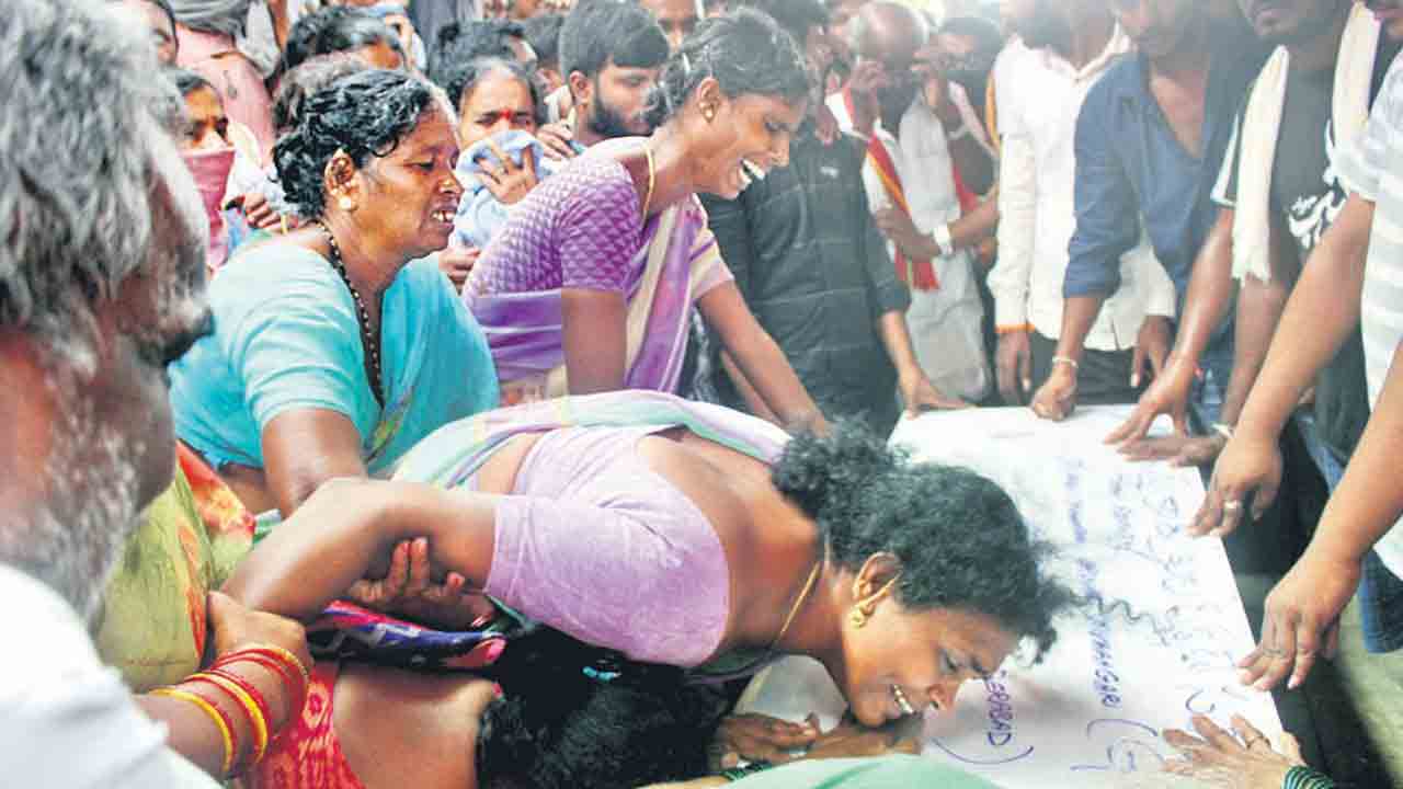 కోటి ఆశలతో గల్ఫ్‌కు.. శవపేటికలో ఇంటికి