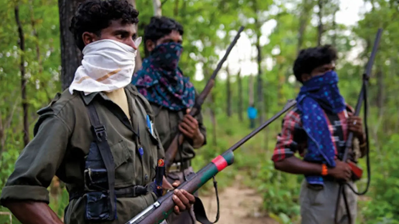 Naxal commander: ల‌క్ష రివార్డు ఉన్న న‌క్స‌ల్ క‌మాండ‌ర్ అరెస్టు