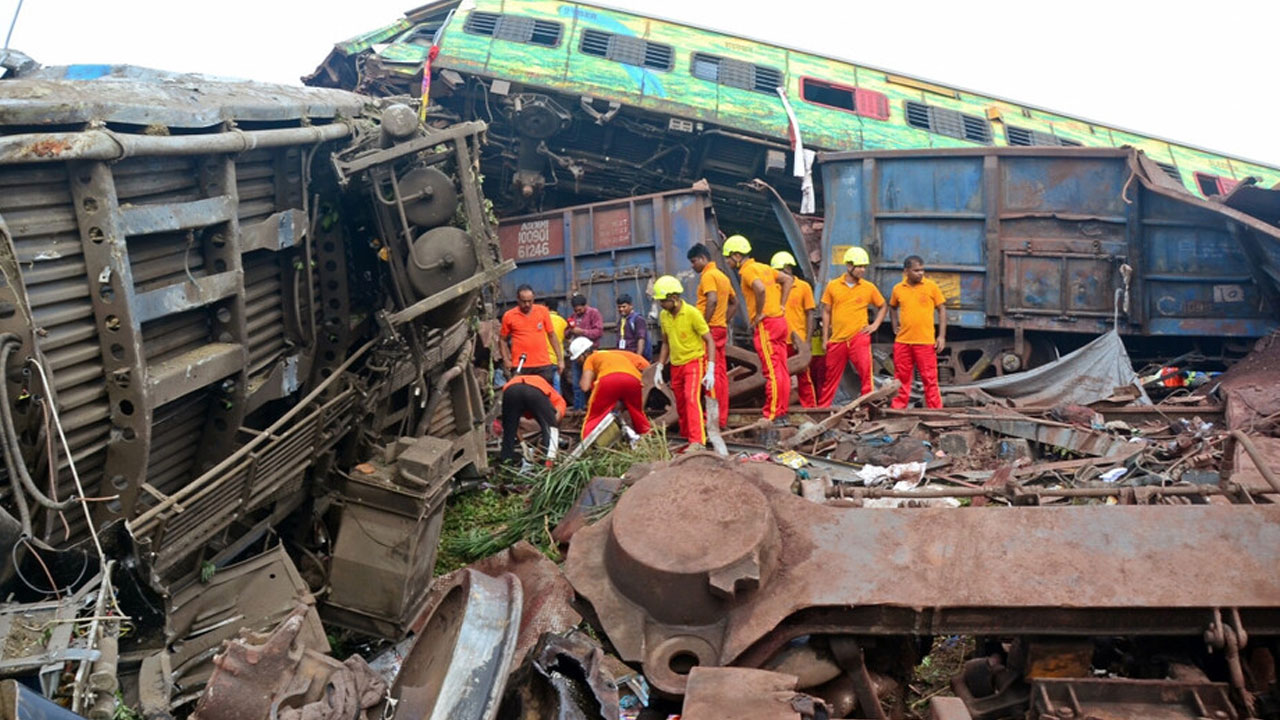 Odisha Train Accident: కోర‌మండ‌ల్ రైలు ప్రమాదం.. స‌డ‌న్‌గా చిమ్మ‌చీక‌టి.. లైవ్‌ వీడియో వైరల్‌!