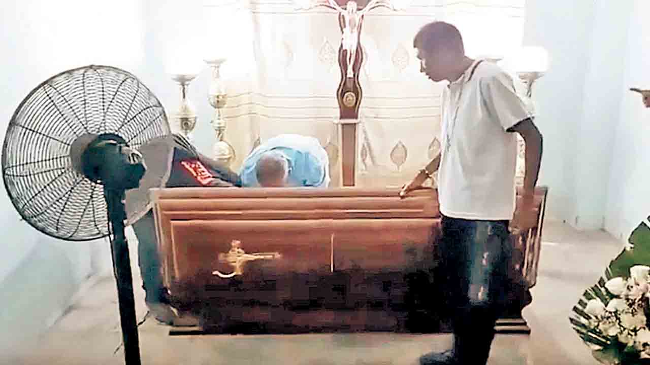 Ecuador |  షాకైన బంధువులు.. శవపేటిక నుంచి బతికి వచ్చిన వృద్ధురాలు