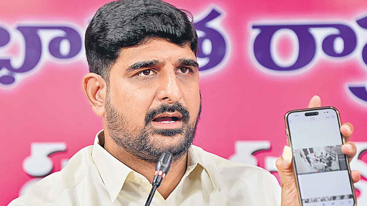 బాత్‌రూంలో ఏడుస్తున్న ఈటల