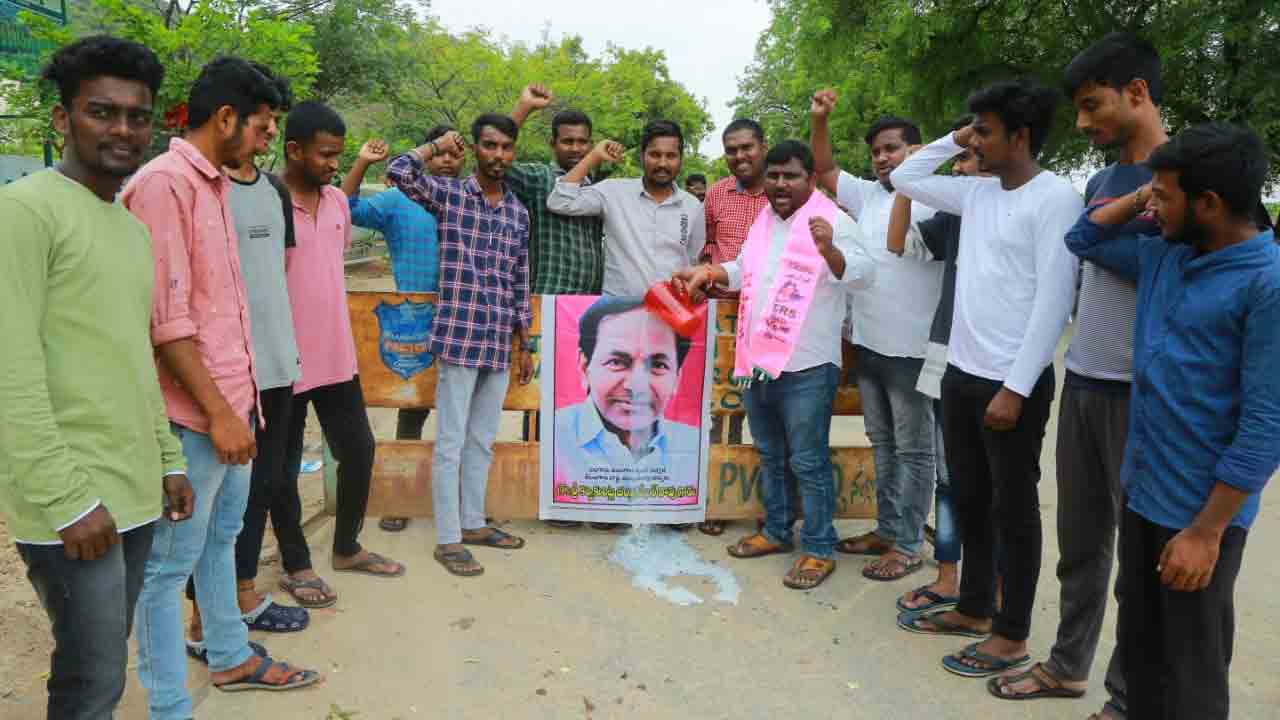 Residential Colleges | బీసీ గురుకుల కళాశాలల ఏర్పాటును హర్షిస్తూ సీఎం కేసీఆర్‌ చిత్రపటానికి క్షీరాభిషేకం