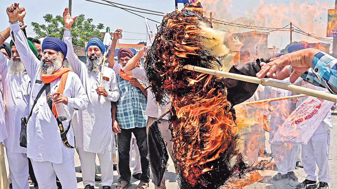 హర్యానా రైతులపై విరిగిన లాఠీ