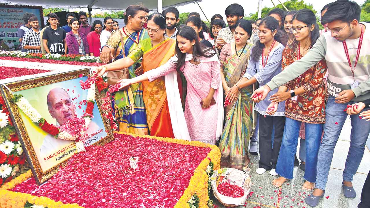 దేశ ఔన్నత్యాన్ని కాపాడిన ఘనత పీవీదే