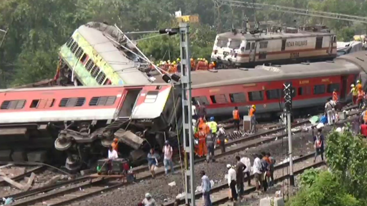 Ashwini Vaishnaw: రైలు ప్ర‌మాదానికి కార‌ణం విచార‌ణ త‌ర్వాతే తెలుస్తుంది:  రైల్వే మంత్రి వైష్ణ‌వ్‌