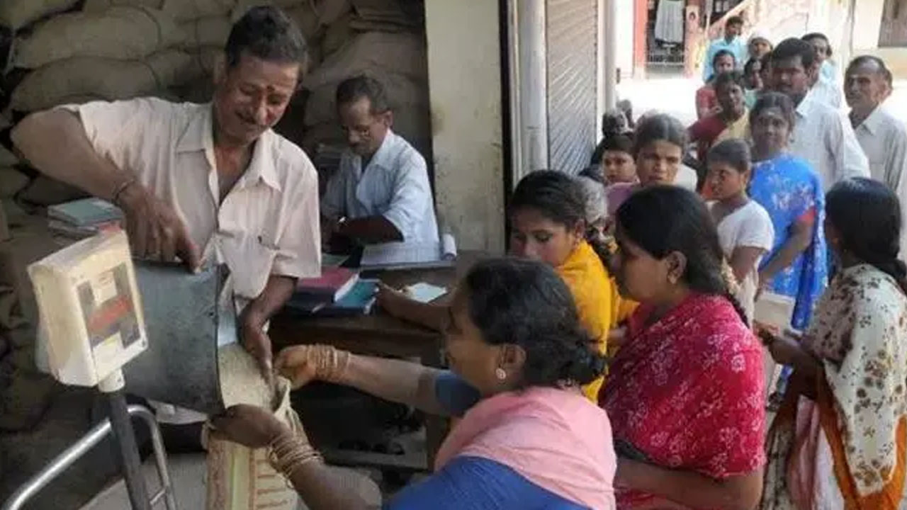 Telangana | మ‌రో స‌మ‌స్య ప‌రిష్కారం.. రేషన్‌ డీలర్‌షిప్‌ అర్హత వయస్సు పెంపు..