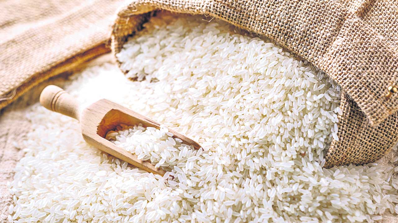 Karnataka |  బియ్యం లేవ్‌.. పైసలిస్తం.. కర్ణాటకలో కాంగ్రెస్‌ సర్కార్‌ యూటర్న్‌