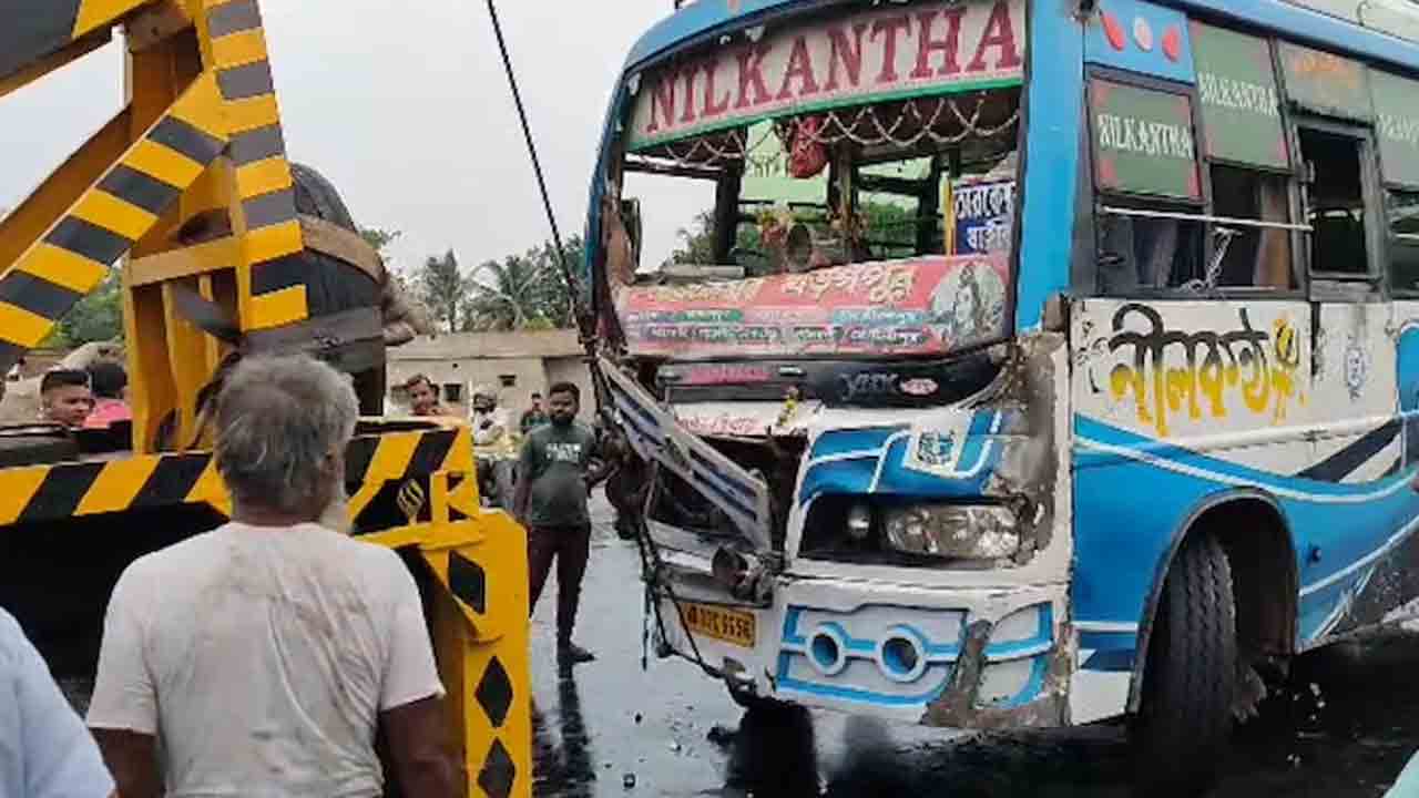 క్షతగాత్రులను తరలిస్తున్న బస్సుకు ప్రమాదం