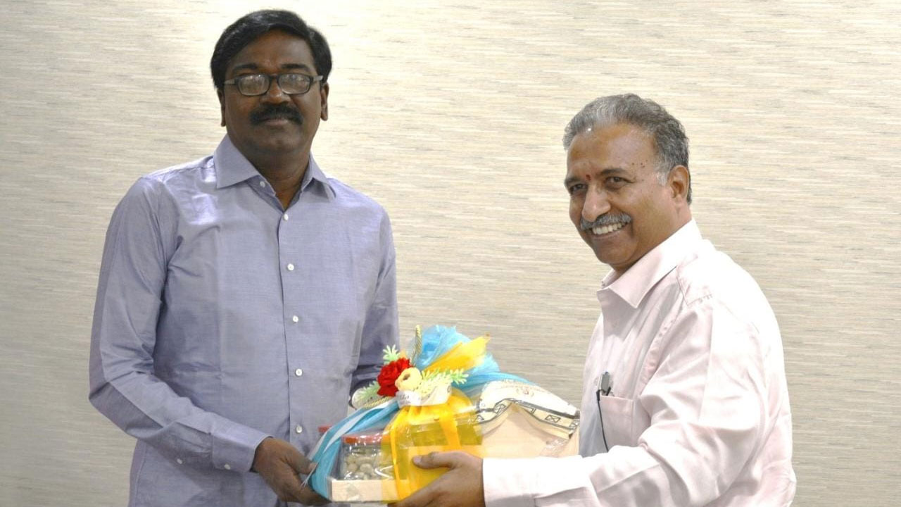 TSRTC | మంత్రి పువ్వాడ అజ‌య్ కుమార్‌ను క‌లిసిన టీఎస్ ఆర్టీసీ ఈడీ