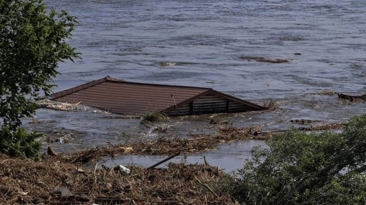 Kakhovka Dam డ్యామ్ పేల‌డంతో రిస్క్‌లో 42వేల మంది.. అది ప‌ర్యావ‌ర‌ణ బాంబు అన్న జెలెన్‌స్కీ