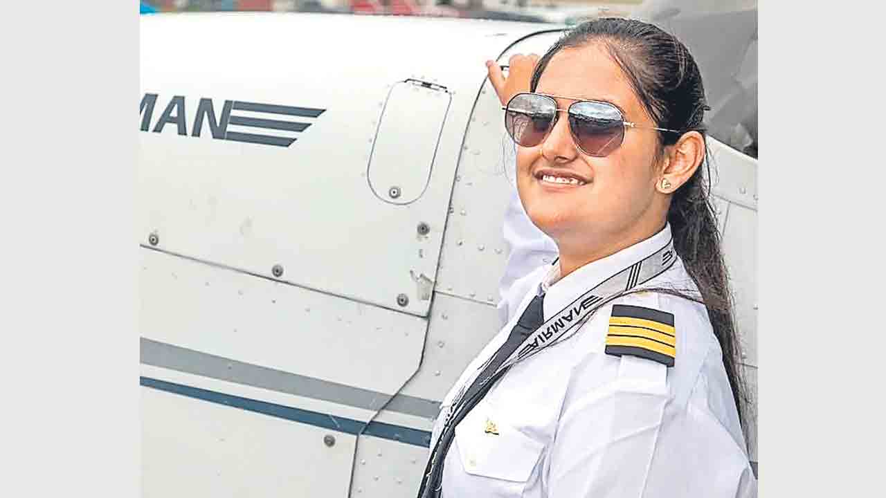 Sakshi Kochhar |  18 ఏండ్లకే కమర్షియల్‌ పైలట్‌.. అతి పిన్న వయస్కురాలిగా రికార్డు సృష్టించిన సాక్షి కొచ్చర్‌