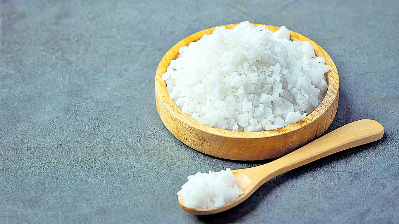 Salt | కూరల్లో ఇష్టం వచ్చినట్టు ఉప్పు చల్లుకుంటున్నారా? ఈ ప్రమాదాల గురించి తెలుసుకోండి