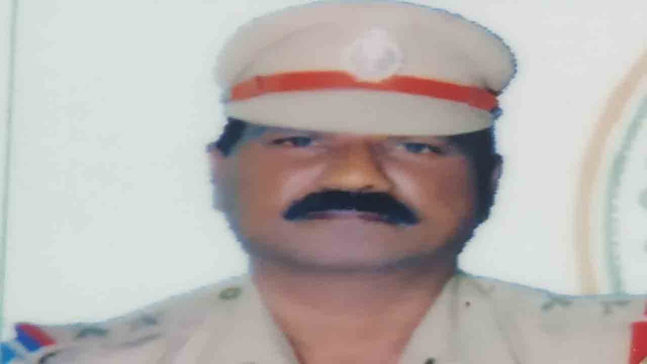 రోడ్డు ప్రమాదంలో ఎస్సై దుర్మరణం