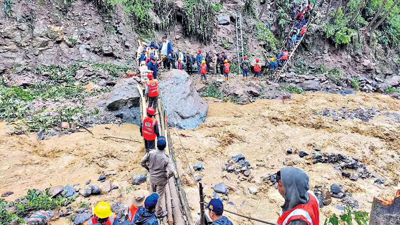 సైన్యం సాయం.. పర్యాటకులు క్షేమం