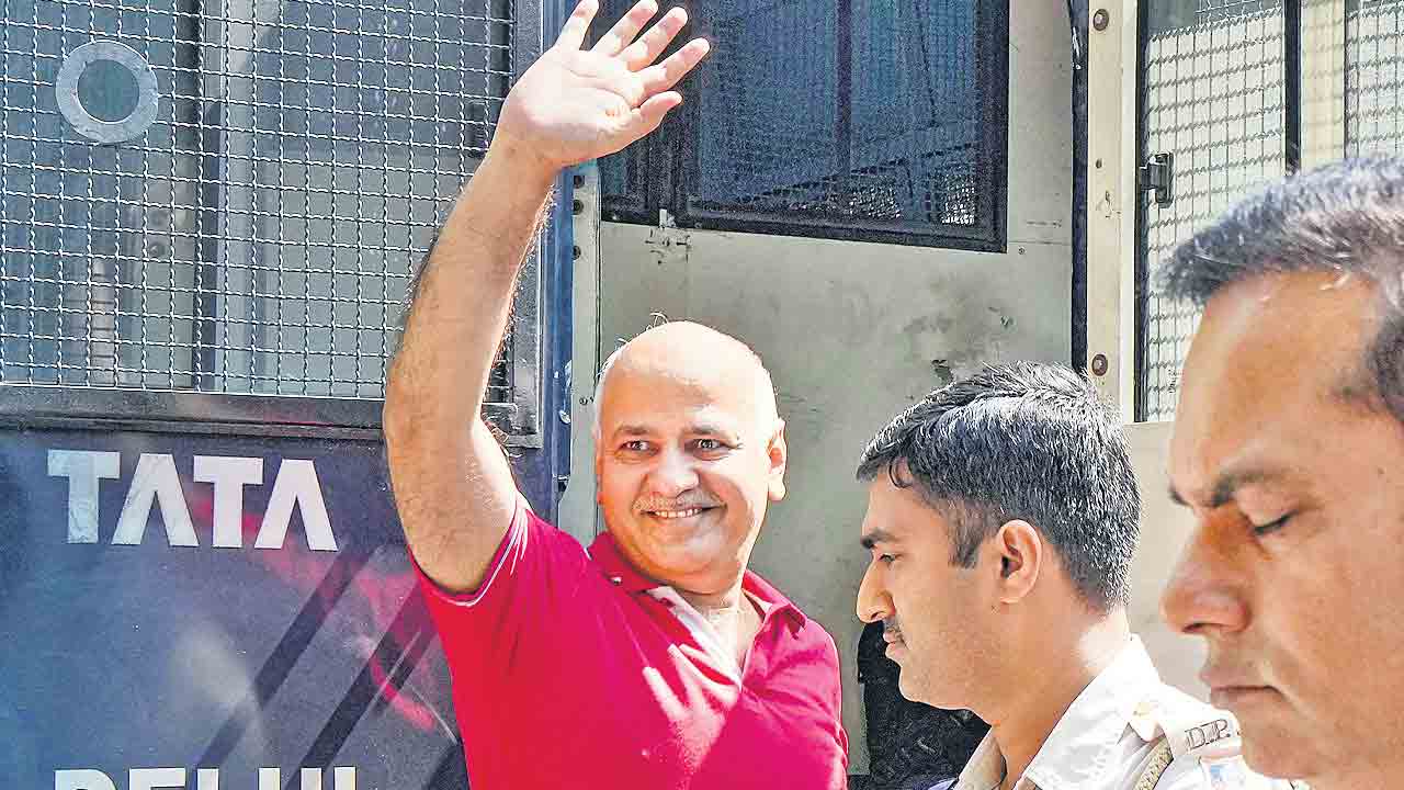 భార్యను చూడలేకపోయిన సిసోడియా