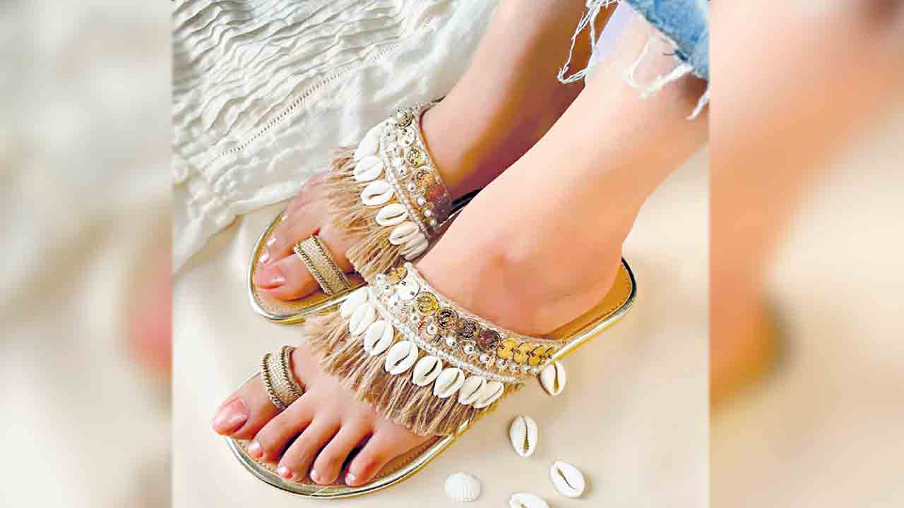 గువ్వ కాళ్లకు.. గవ్వ జోళ్లు!