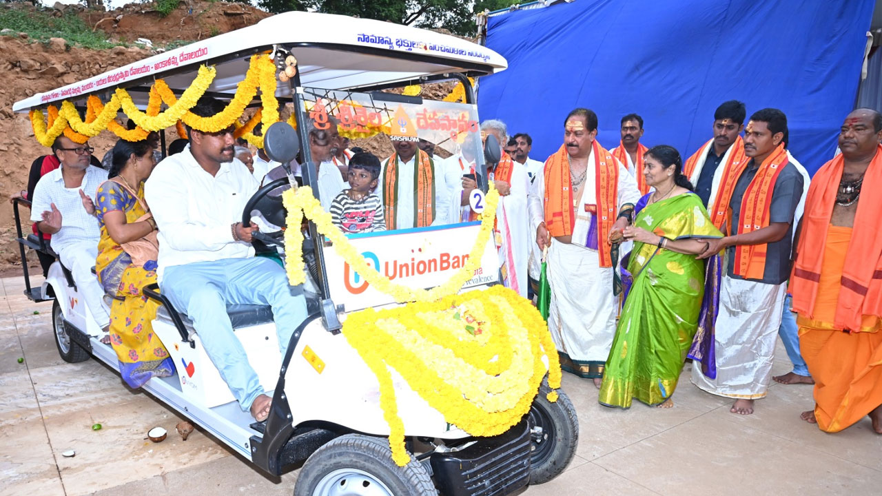 Srisailam | శ్రీశైలంలో భక్తుల సౌకర్యార్థం బ్యాటరీ వాహనాలు ప్రారంభం