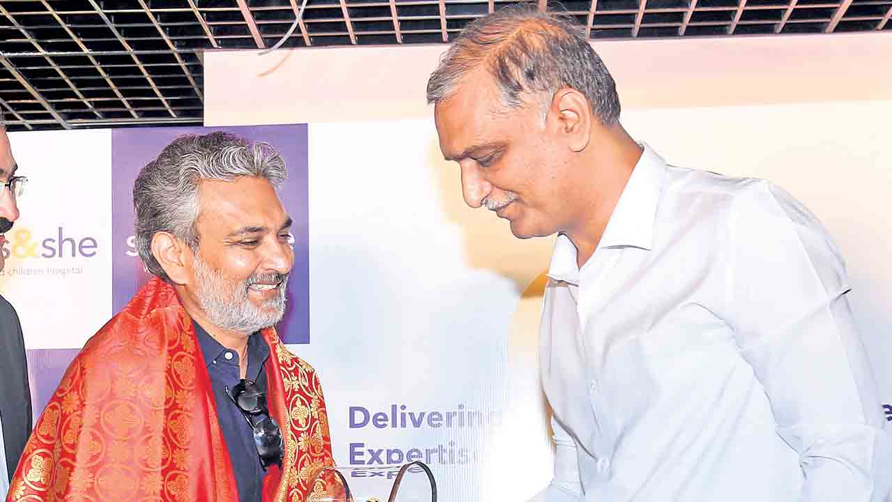 SS Rajamouli |  మంత్రి హరీశ్‌రావుకు పెద్ద అభిమానిని అంటున్న టాలీవుడ్‌ అగ్ర దర్శకుడు..