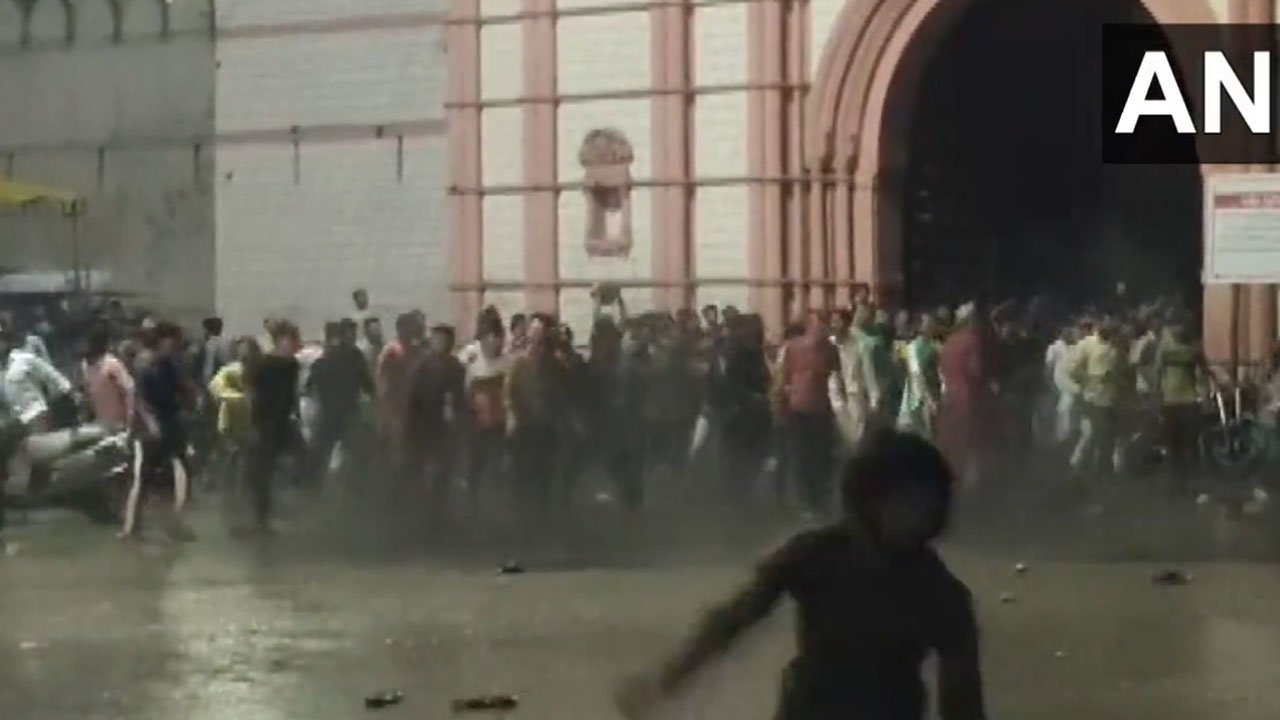 Junagadh Violence: పోలీసులపై రాళ్లు రువ్విన గుంపు.. ఒక‌రు మృతి, ప‌లువురికి గాయాలు.. వీడియో