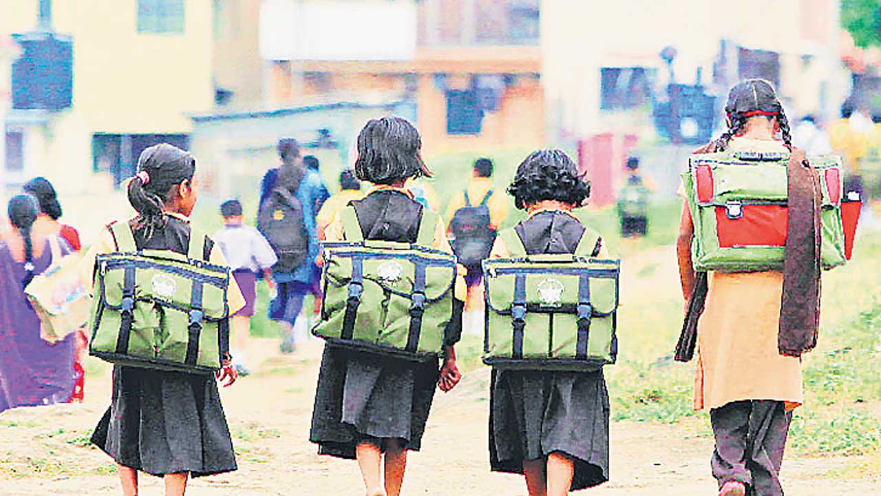 Schools Reopening |  రేపట్నుంచే స్కూల్‌.. ఇండ్లలో మొదలైన పాఠశాలల పునః ప్రారంభ సందడి