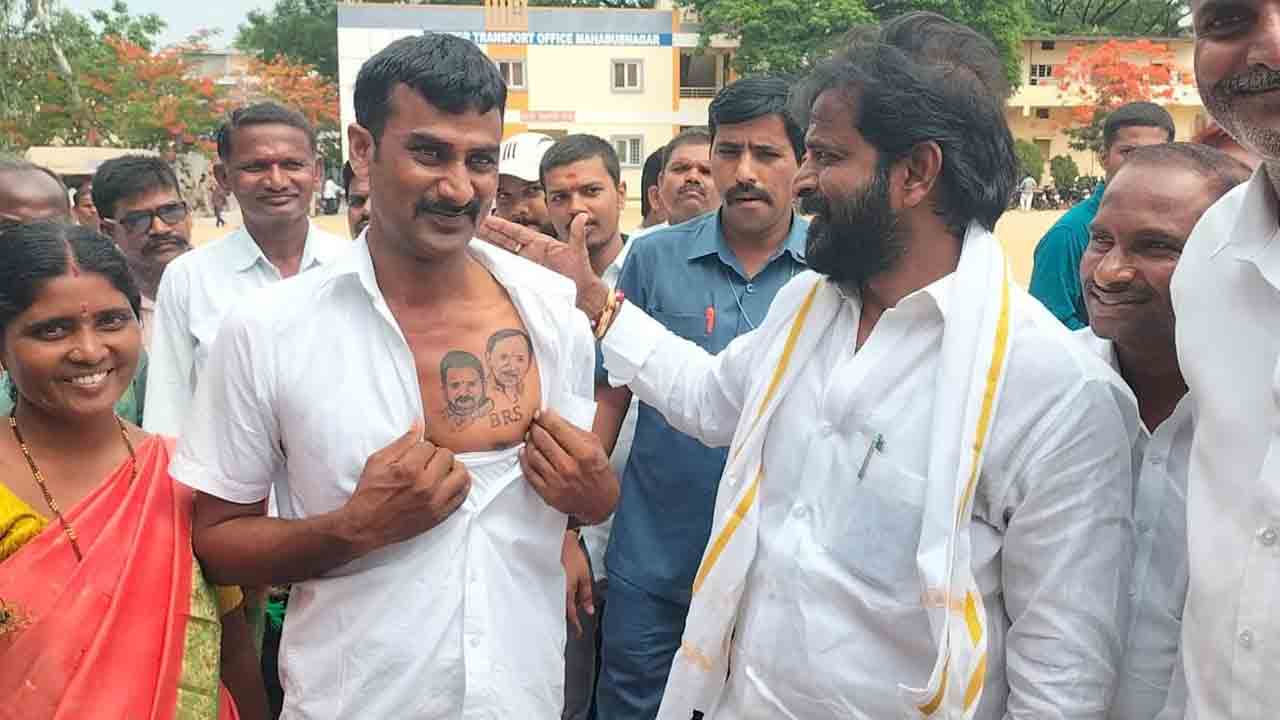 కార్యకర్త గుండెపై సీఎం కేసీఆర్‌ టాటూ..