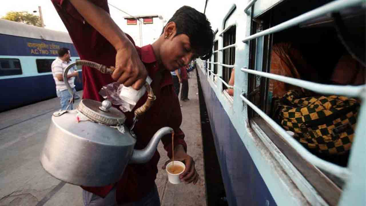 Tea | రైలు ప్రయాణంలో ఒక కప్పు ఛాయ్‌ తాగితే ఆ కిక్కే వేరు!