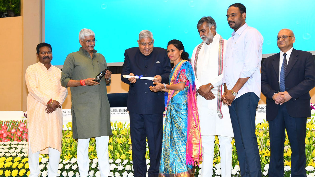 National water awards | జాతీయ జ‌ల అవార్డును అందుకున్న జ‌గన్నాథ‌పురం స‌ర్పంచ్