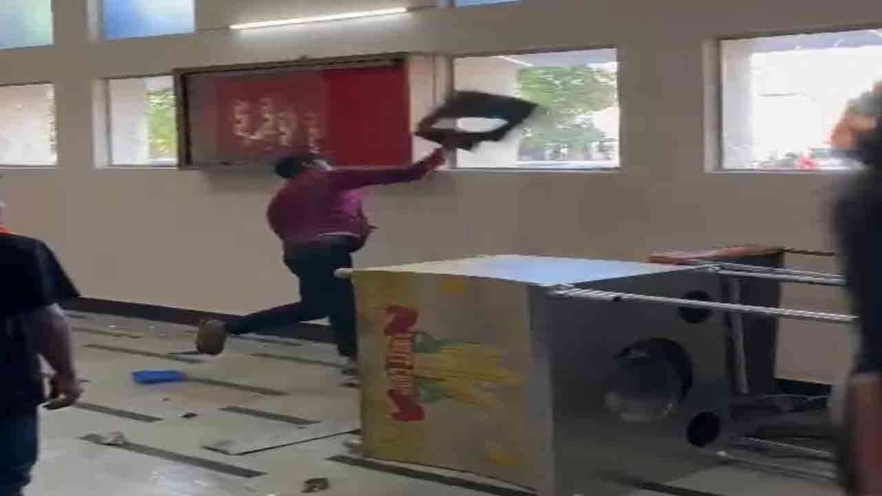 Adipurush | సౌండ్‌ సిస్టం సరిగా లేదంటూ.. థియేటర్ అద్దాలు పగలగొట్టిన ప్రభాస్ ఫ్యాన్స్