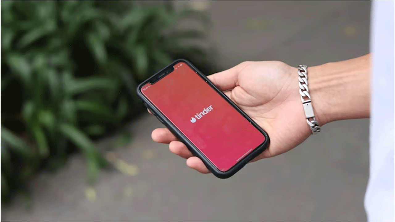 Cyber Fruad | టిండ‌ర్ మ్యాచ్ పేరుతో టెండ‌ర్ : మ‌హిళ నుంచి రూ. 80 ల‌క్ష‌లు కాజేసిన స్కామ‌ర్‌