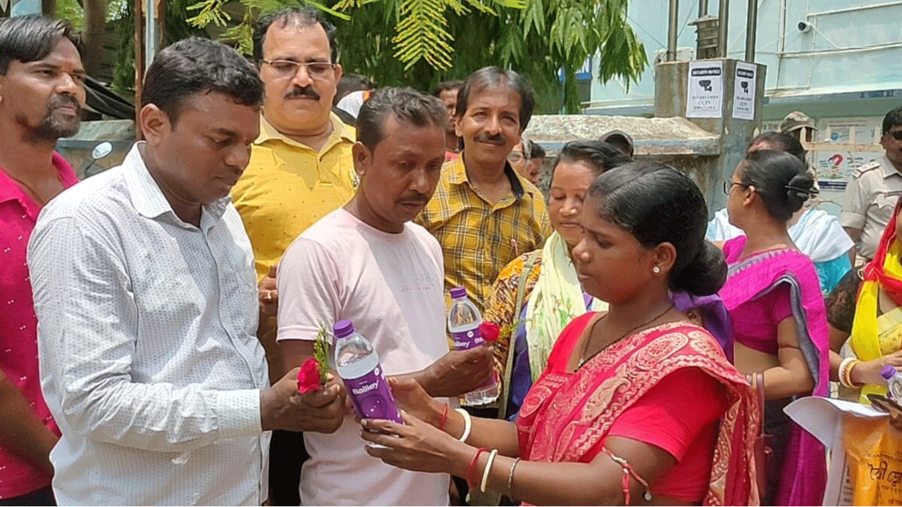 Bengal Polls | పంచాయ‌తీ ఎన్నిక‌లు : విప‌క్ష అభ్య‌ర్దుల‌కు వాట‌ర్ బాటిళ్లు, గులాబీలు అందించిన టీఎంసీ నేత‌లు