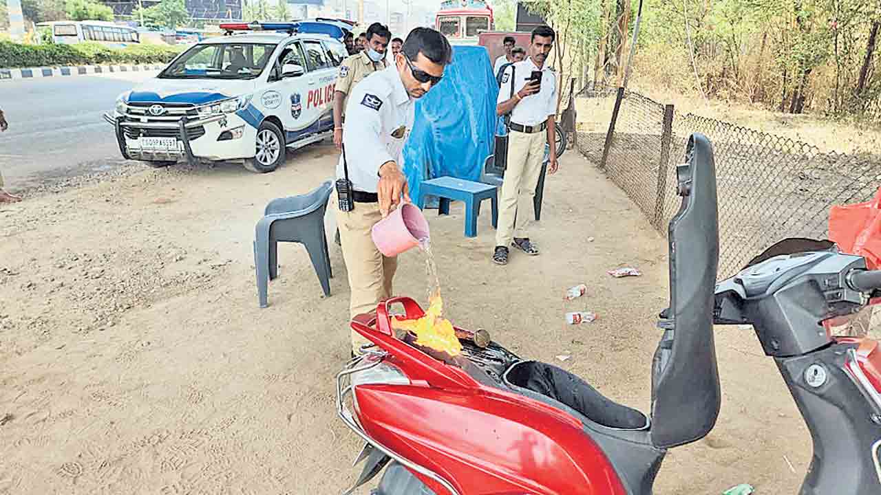 Traffic Challan |  చలాన్‌ చెల్లించమంటే.. ద్విచక్ర వాహనానికి నిప్పు పెట్టాడు