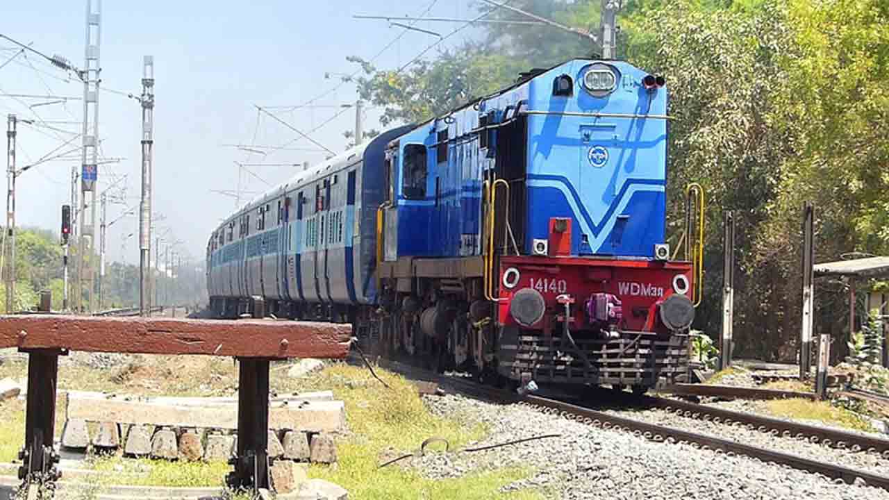 కేంద్ర అలసత్వమే కారణం: రైల్వే ఉద్యోగులు, నిపుణులు