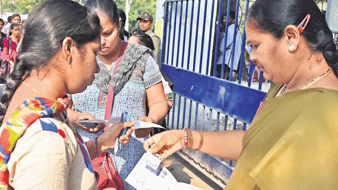 సజావుగా పాలిటెక్నిక్‌ లెక్చరర్‌ పరీక్షలు