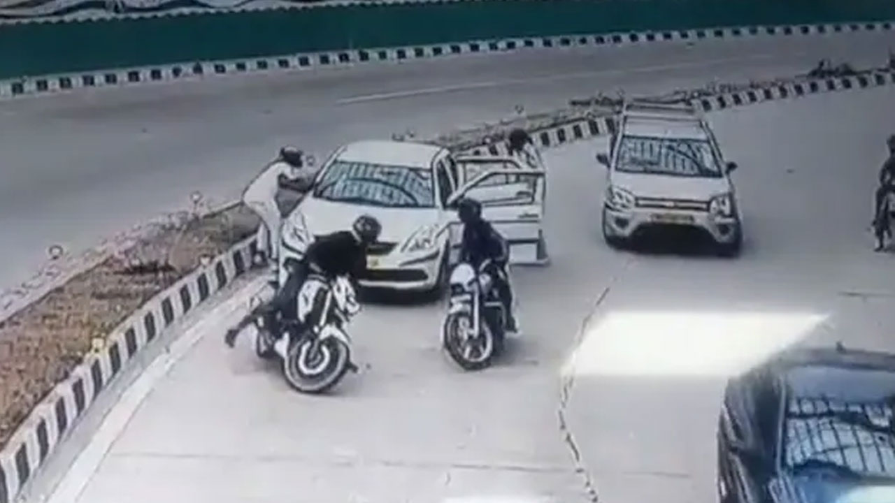 Delhi Robbery: కారును వెంబ‌డించి.. గ‌న్‌పాయింట్‌లో బెదిరించి.. 2 ల‌క్ష‌లు దోచుకెళ్లారు.. వీడియో