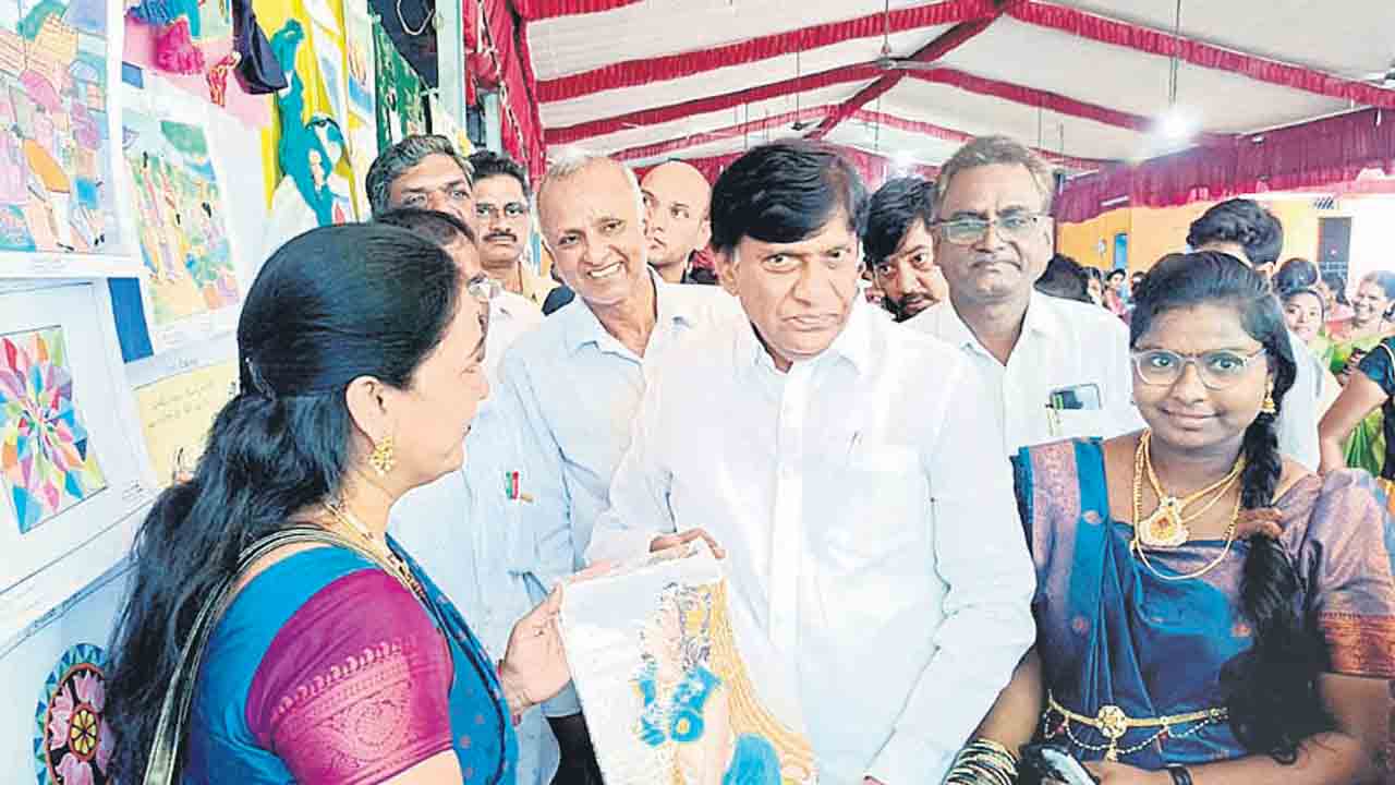 విద్యార్థి దశలోనే క్రాఫ్ట్‌ కోర్సులు నేర్పించాలి 