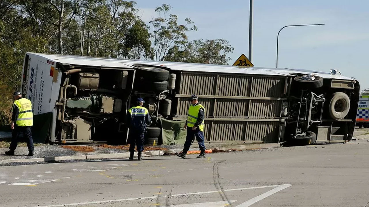 Bush Crash: పెళ్లి బృందంతో వెళ్తున్న బ‌స్సు బోల్తా..  ప్ర‌మాదంలో 10 మంది మృతి